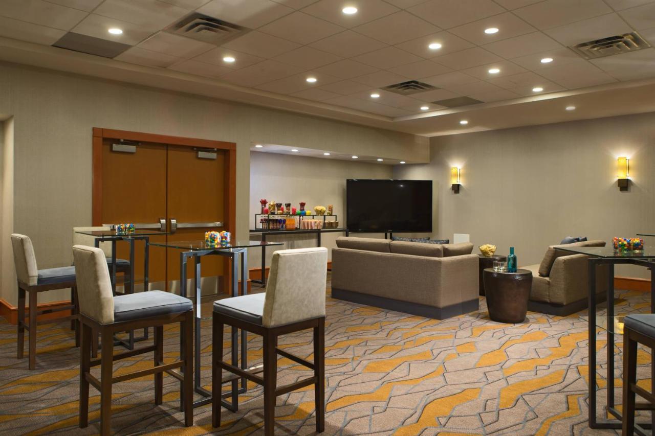 Calgary Marriott Downtown Hotel Exterior photo