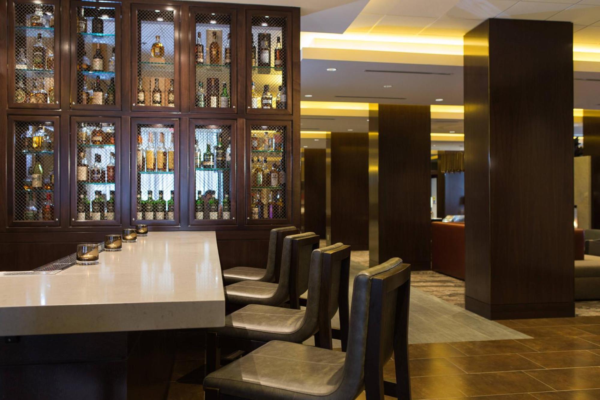 Calgary Marriott Downtown Hotel Exterior photo